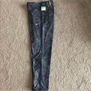 NWT: Nike cropped leggings